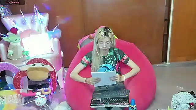 Snapshot of Skinygirl chatting on July 1, 12:34 am Skinygirl online show from July 1, 12:34 am