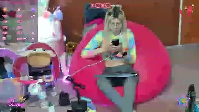 Snapshot of Skinygirl chatting on July 30, 1:15 am Skinygirl online show from July 30, 1:15 am