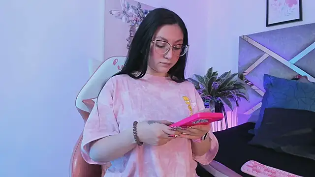 lucy neil online show from November 4, 2:32 am