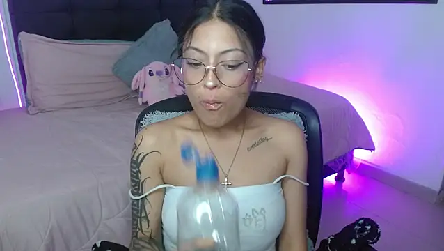 Snapshot of vaness_weet chatting on February 12, 9:32 pm vaness weet online show from February 12, 9:32 pm