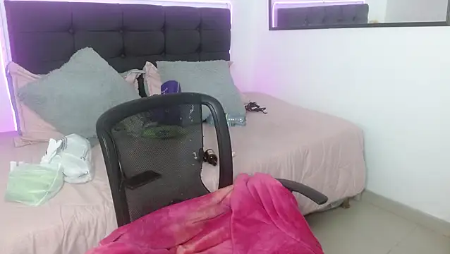 Snapshot of vaness_weet chatting on February 19, 9:11 pm vaness weet online show from February 19, 9:11 pm