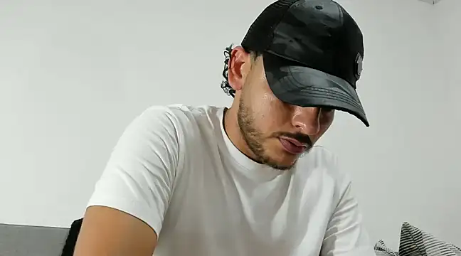 tuyo1995 online show from December 15, 4:18 am