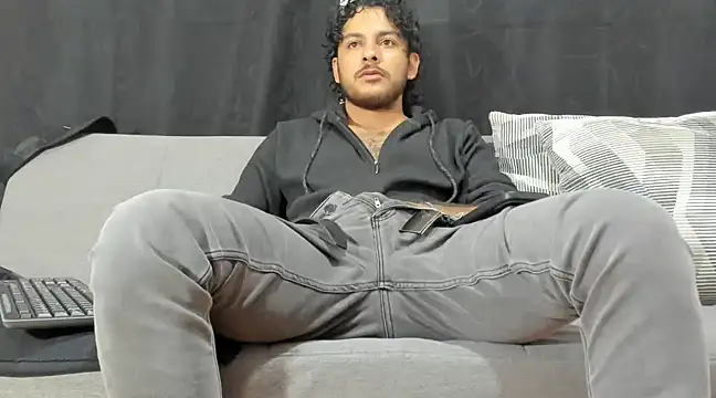 tuyo1995 online show from March 18, 8:04 pm