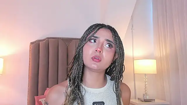 Snapshot of Emma_Torres__ chatting on February 18, 12:12 pm Emma Torres online show from February 18, 12:12 pm