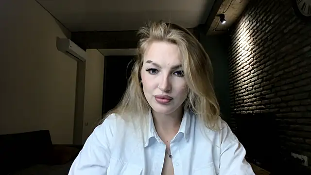 Snapshot of fifteenpoem chatting on May 25, 5:24 am fifteenpoem online show from May 25, 5:24 am