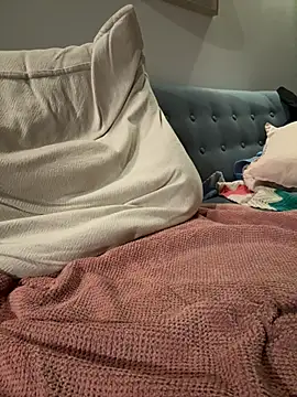 Snapshot of GrowHuge chatting on February 17, 7:26 am GrowHuge online show from February 17, 7:26 am