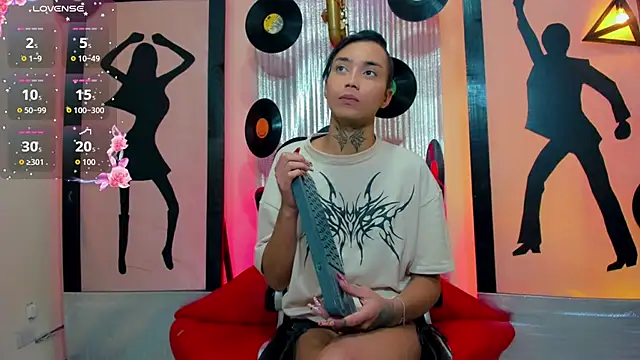 nickyminach  online show from December 19, 7:32 pm