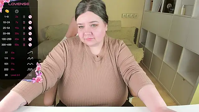 Snapshot of PlumPie chatting on October 19, 1:23 pm PlumPie online show from October 19, 1:23 pm