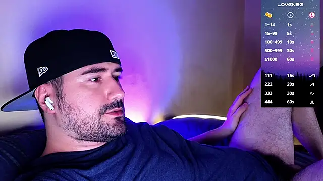 Snapshot of DominantTheo chatting on January 3, 2:32 am DominantTheo online show from January 3, 2:32 am