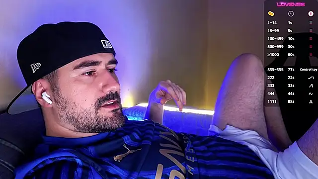 Snapshot of DominantTheo chatting on December 2, 3:34 am DominantTheo online show from December 2, 3:34 am