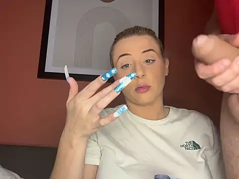 Snapshot of Strongqueen chatting on December 8, 8:25 pm Strongqueen online show from December 8, 8:25 pm