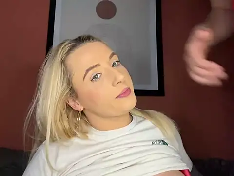 Snapshot of Strongqueen chatting on December 25, 12:27 am Strongqueen online show from December 25, 12:27 am