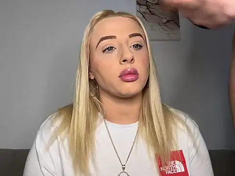 Snapshot of Strongqueen chatting on January 3, 7:39 pm Strongqueen online show from January 3, 7:39 pm