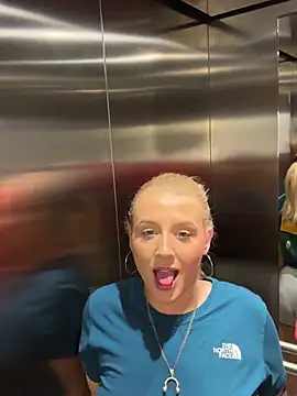 Snapshot of Strongqueen chatting on January 8, 11:41 pm Strongqueen online show from January 8, 11:41 pm