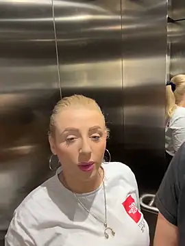 Snapshot of Strongqueen chatting on January 9, 5:22 pm Strongqueen online show from January 9, 5:22 pm