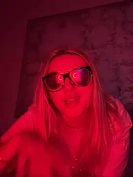 Snapshot of Strongqueen chatting on January 16, 1:27 am Strongqueen online show from January 16, 1:27 am