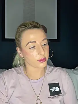 Snapshot of Strongqueen chatting on February 9, 8:34 pm Strongqueen online show from February 9, 8:34 pm