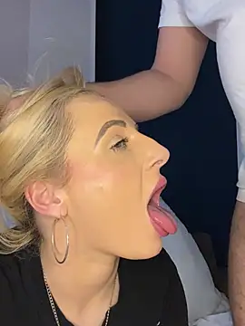 Snapshot of Strongqueen chatting on February 9, 11:46 pm Strongqueen online show from February 9, 11:46 pm