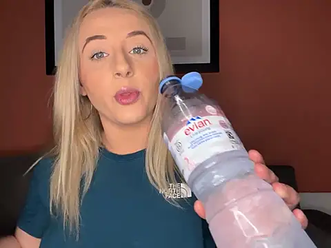 Snapshot of Strongqueen chatting on March 8, 12:22 am Strongqueen online show from March 8, 12:22 am