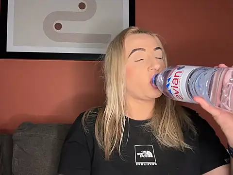 Snapshot of Strongqueen chatting on March 8, 11:18 pm Strongqueen online show from March 8, 11:18 pm