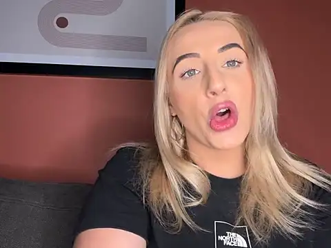 Snapshot of Strongqueen chatting on March 9, 3:22 am Strongqueen online show from March 9, 3:22 am