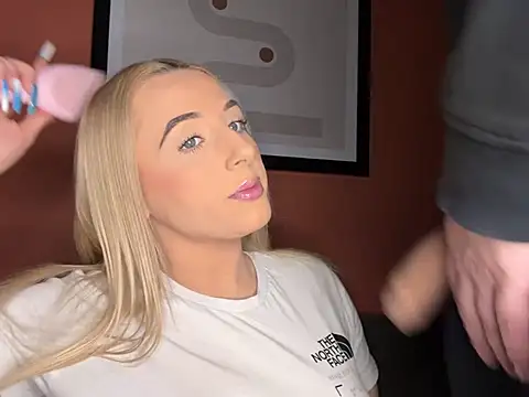 Snapshot of Strongqueen chatting on March 15, 9:49 pm Strongqueen online show from March 15, 9:49 pm