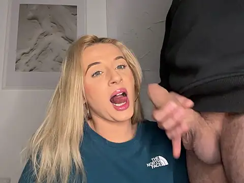 Snapshot of Strongqueen chatting on March 21, 10:39 pm Strongqueen online show from March 21, 10:39 pm