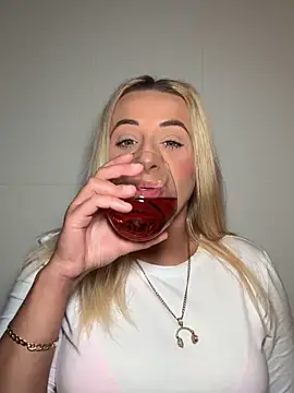 Snapshot of Strongqueen chatting on September 12, 9:59 pm Strongqueen online show from September 12, 9:59 pm