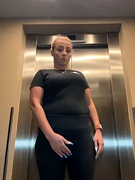 Snapshot of Strongqueen chatting on September 25, 9:18 pm Strongqueen online show from September 25, 9:18 pm