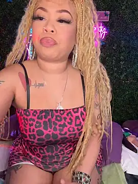 Snapshot of ThickAssRena chatting on May 16, 12:51 am ThickAssRena online show from May 16, 12:51 am