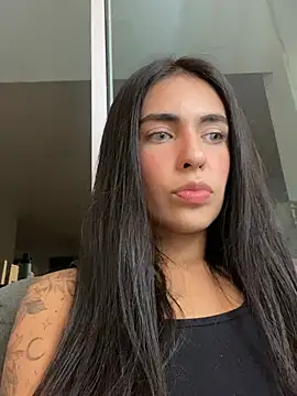 Snapshot of DaphneUwu chatting on May 8, 1:44 am DaphneUwu online show from May 8, 1:44 am