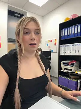 Snapshot of CherryAuroraa chatting on December 5, 8:22 pm CherryAuroraa online show from December 5, 8:22 pm