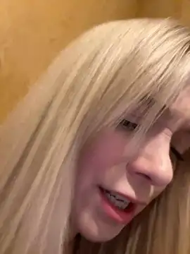 Snapshot of CherryAuroraa chatting on December 9, 2:39 pm CherryAuroraa online show from December 9, 2:39 pm