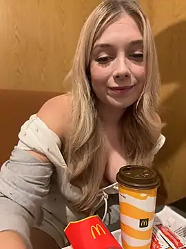 Snapshot of CherryAuroraa chatting on December 15, 8:47 pm CherryAuroraa online show from December 15, 8:47 pm