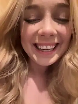 Snapshot of CherryAuroraa chatting on December 21, 4:03 pm CherryAuroraa online show from December 21, 4:03 pm