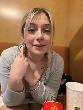 Snapshot of CherryAuroraa chatting on December 29, 12:20 am CherryAuroraa online show from December 29, 12:20 am