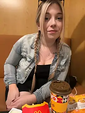 Snapshot of CherryAuroraa chatting on January 1, 10:03 pm CherryAuroraa online show from January 1, 10:03 pm