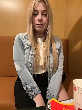 Snapshot of CherryAuroraa chatting on February 5, 8:25 pm CherryAuroraa online show from February 5, 8:25 pm