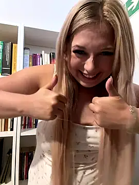 Snapshot of CherryAuroraa chatting on September 19, 10:49 am CherryAuroraa online show from September 19, 10:49 am