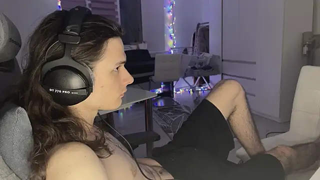 Snapshot of CandyChell chatting on February 6, 6:22 pm CandyChell online show from February 6, 6:22 pm