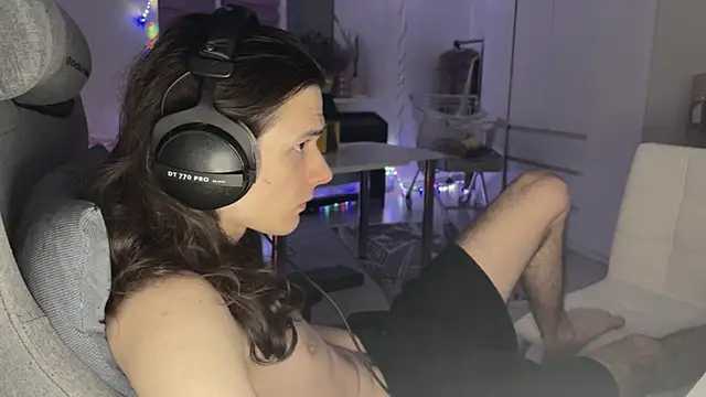 Snapshot of CandyChell chatting on February 13, 3:19 pm CandyChell online show from February 13, 3:19 pm