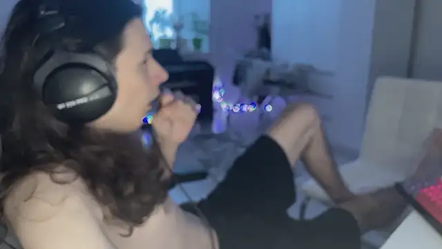 Snapshot of CandyChell chatting on March 2, 1:29 pm CandyChell online show from March 2, 1:29 pm