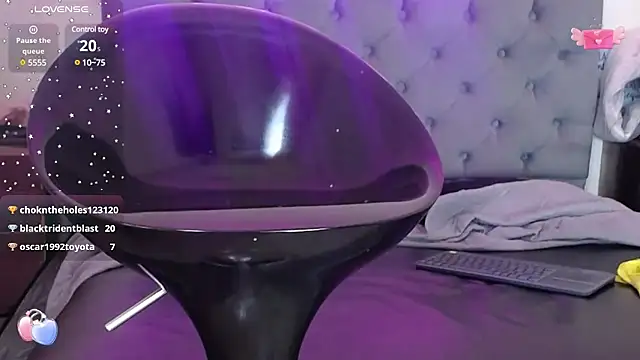 Snapshot of louise_nails chatting on February 6, 7:35 am louise nails online show from February 6, 7:35 am