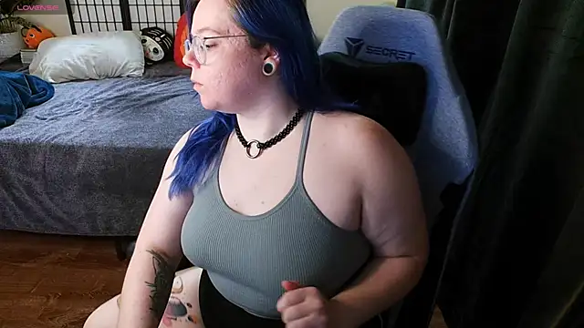 KiraSpitQueen online show from February 8, 5:40 am