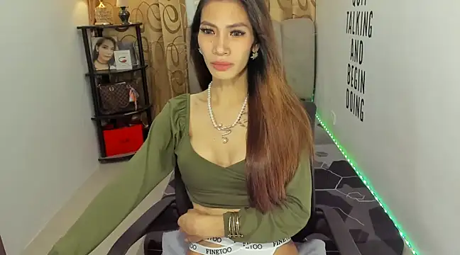 Snapshot of Trixie_Mattel21 chatting on December 9, 11:13 pm Trixie Mattel21 online show from December 9, 11:13 pm