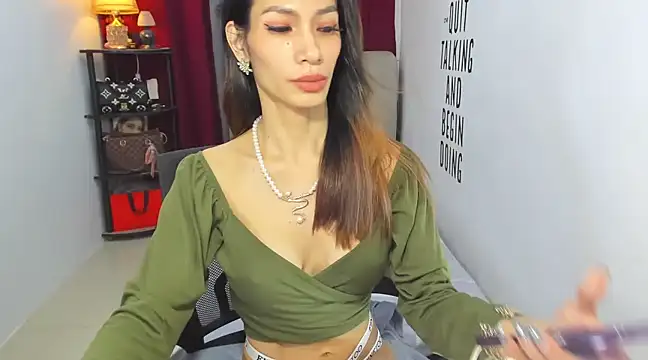 Snapshot of Trixie_Mattel21 chatting on March 5, 9:48 pm Trixie Mattel21 online show from March 5, 9:48 pm