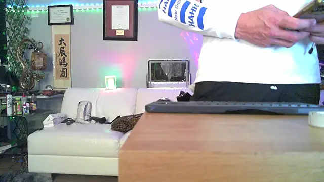 Snapshot of OSIRlS chatting on October 18, 10:27 am OSIRlS online show from October 18, 10:27 am