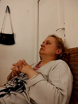 Snapshot of She-devilx chatting on April 27, 8:18 pm She-devilx online show from April 27, 8:18 pm
