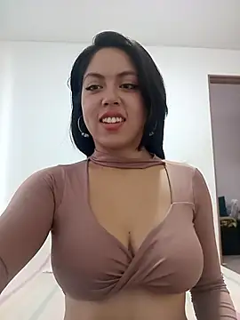 Snapshot of leah_passion chatting on May 7, 10:04 pm leah passion online show from May 7, 10:04 pm