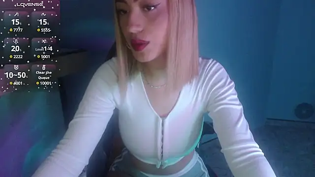 Snapshot of Sophi-tayson chatting on January 11, 2:20 am Sophi-tayson online show from January 11, 2:20 am